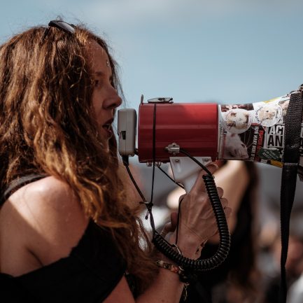 Porte voix manifestante