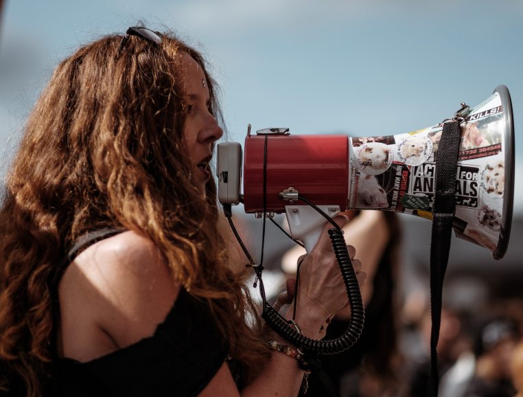 Porte voix manifestante