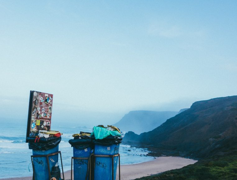 Poubelles sur la plage