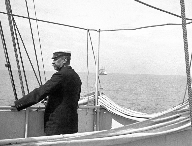 Albert Ier sur passerelle - Institut Océanographique de Monaco