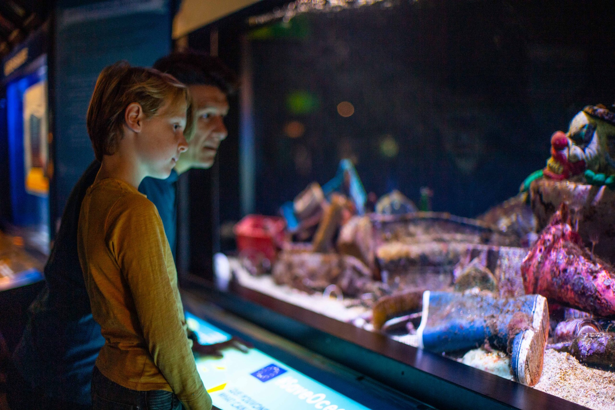 Père et fils devant aquarium