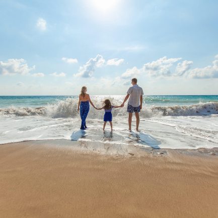 Famille sur la plage dans les vagues