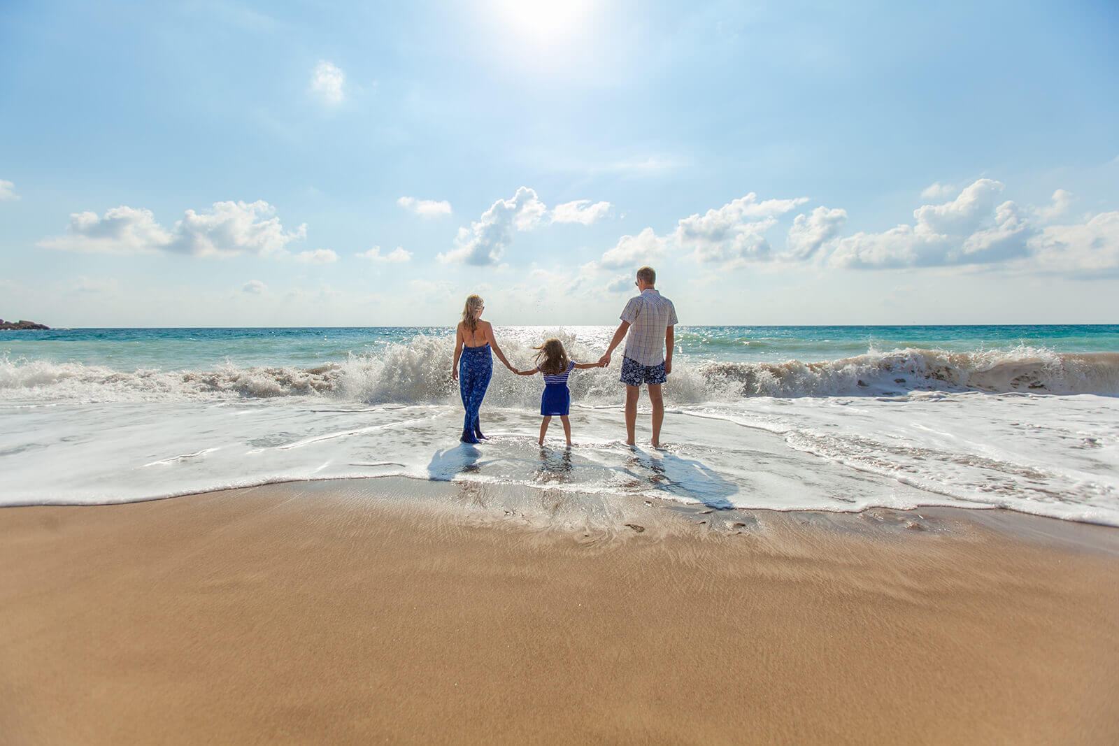 Famille sur la plage dans les vagues