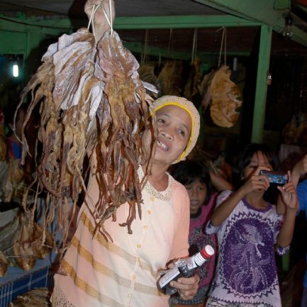 Les calamars séchés permettent de conserver un stock de protéines pendant des mois