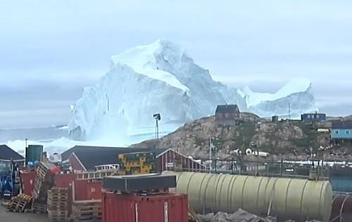 L'iceberg qui a longé l'île d'Innaarsuit,