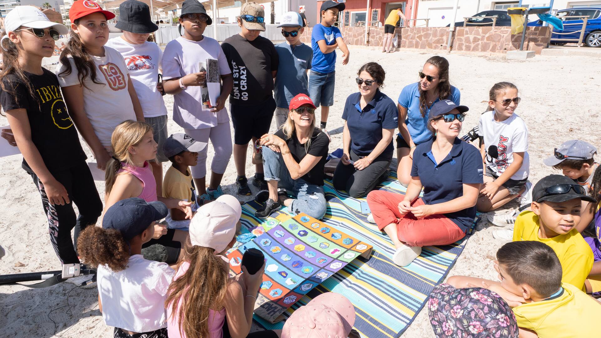 Estelle Lefebure avec la classe Marcel Pagnol sur la plage de Cannes pour laprésentation de leur projet dans le cadre du concours Oceano Pour Tous de l'Institut océanographique de Monaco