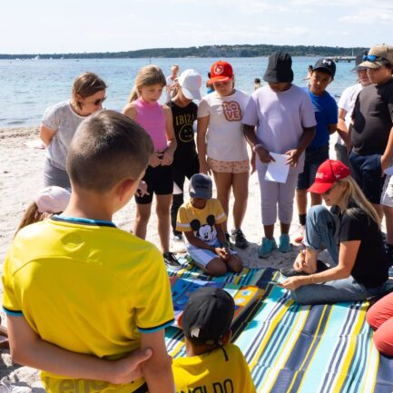 Les élèves de la classe Marcel Pagnol, présentent leurs projets pour le concours Océano pour Tous à Estelle Lefebure